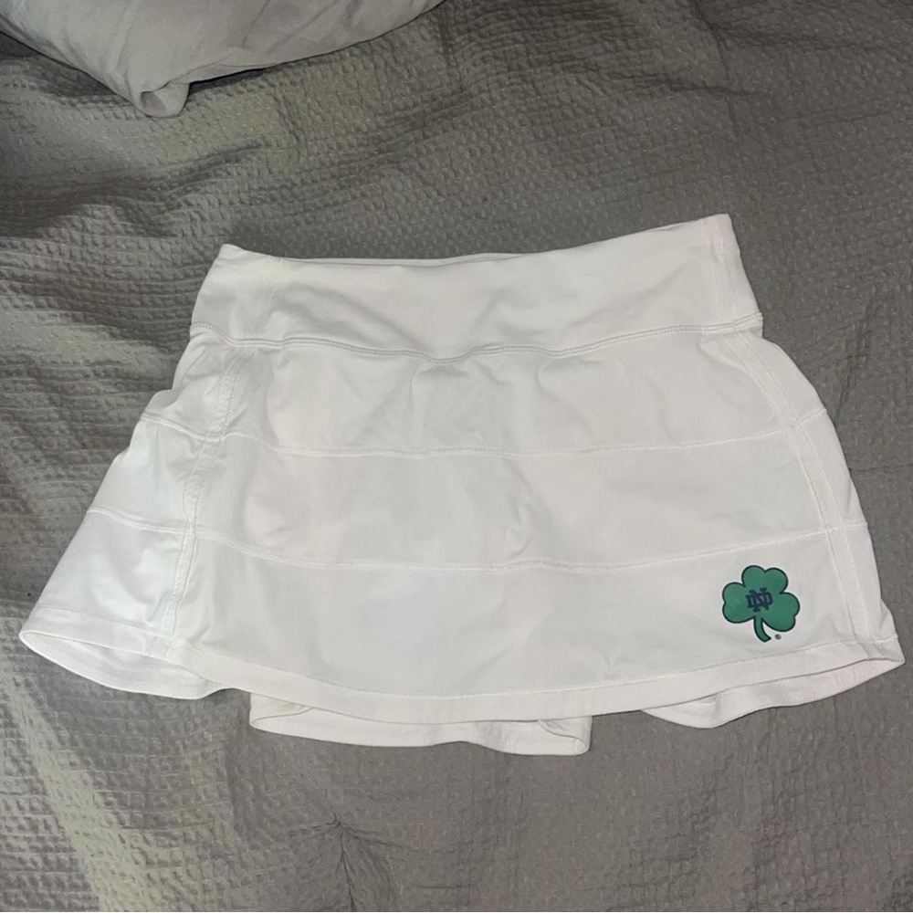 lululemon x Notre Dame green clover White pace rival skirt! Size 4 brand new!